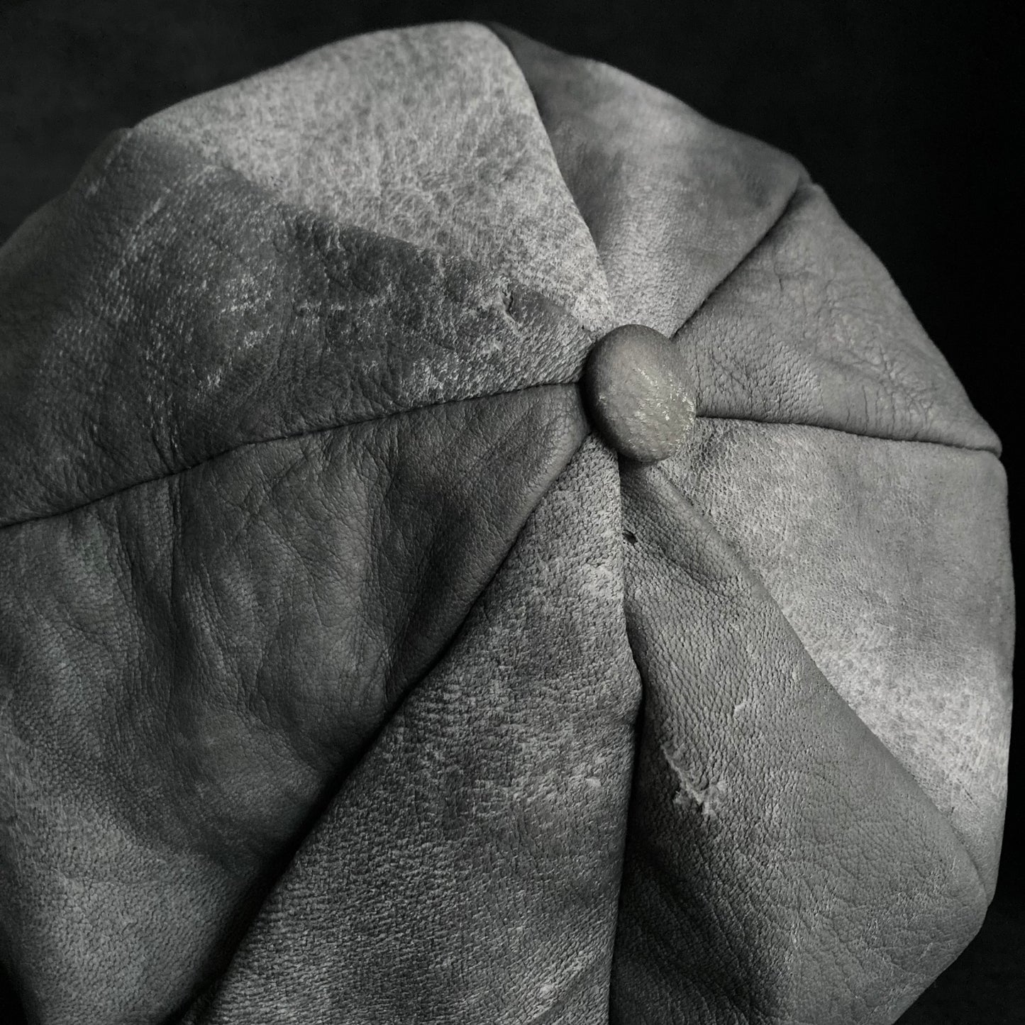 Uneven dyeing spread gray leather casquette