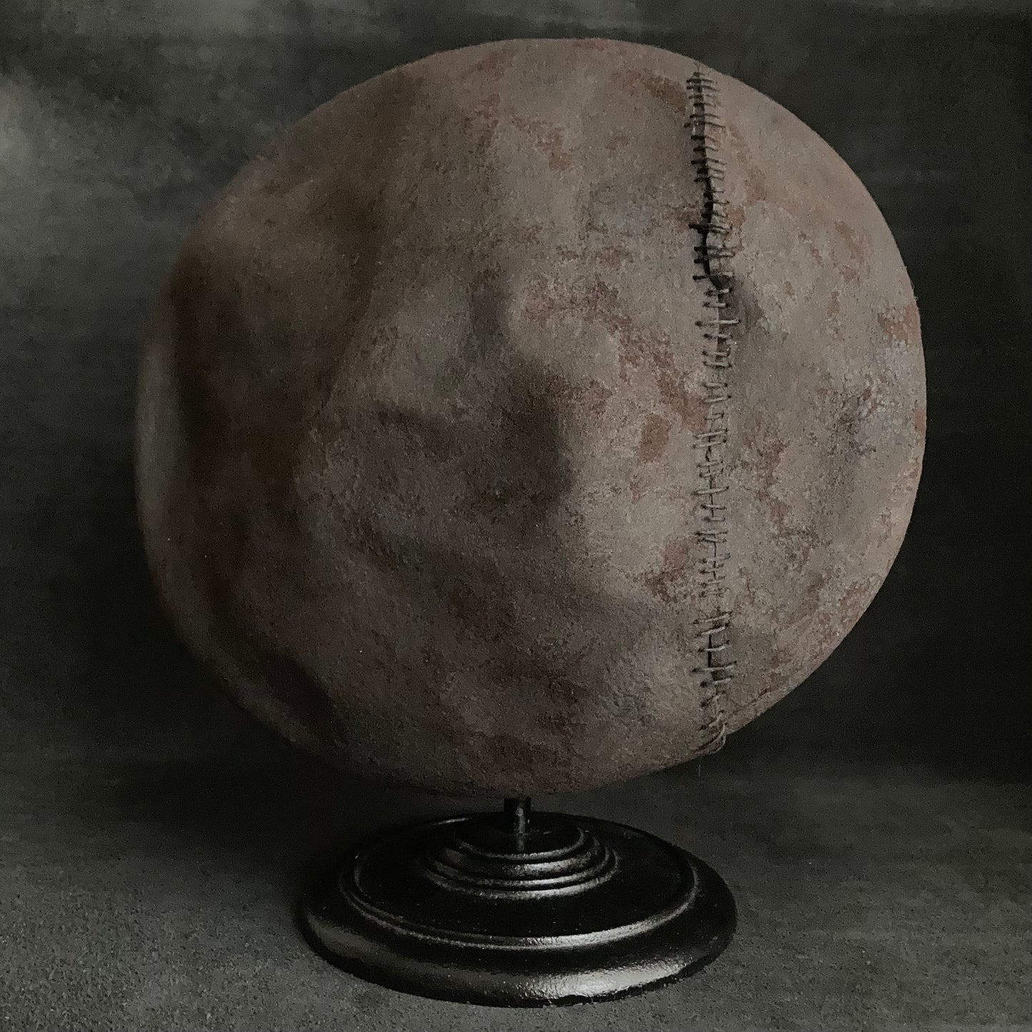 Burned side stitch dark brown beret