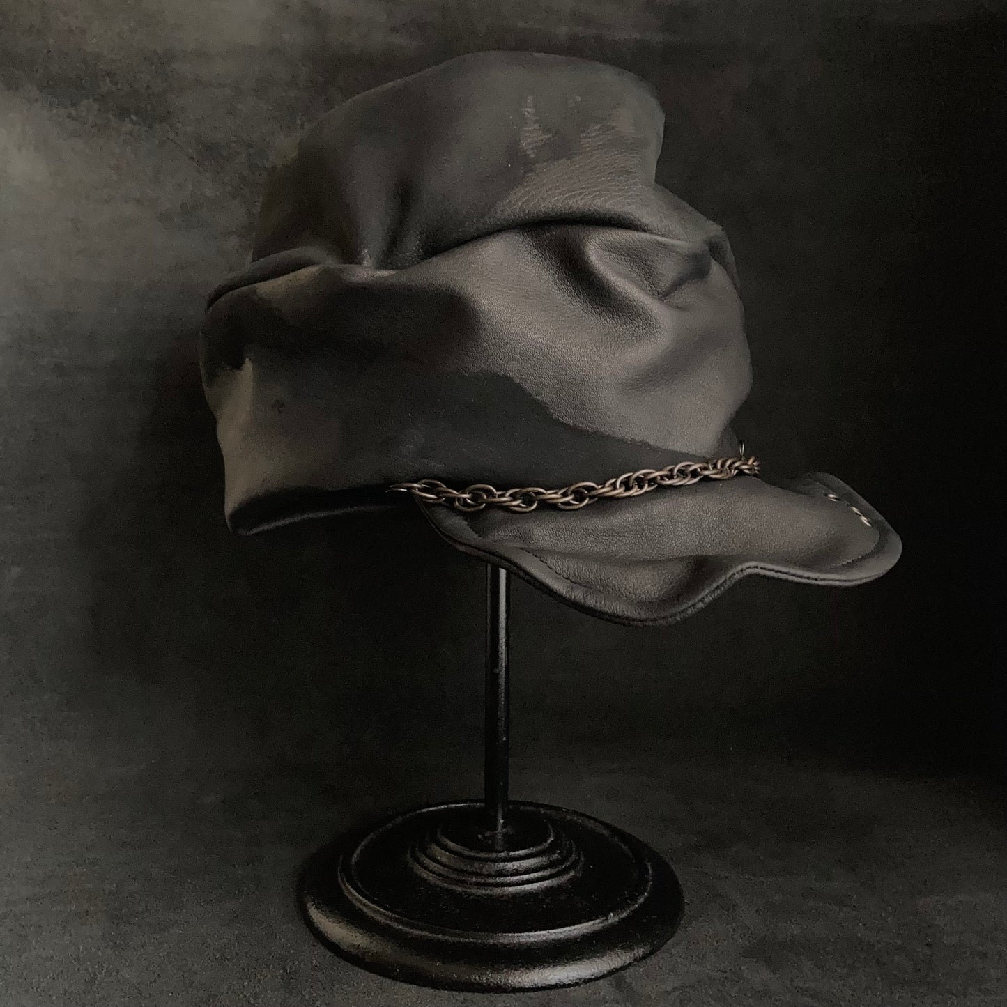 Peeling black leather chain turn cap