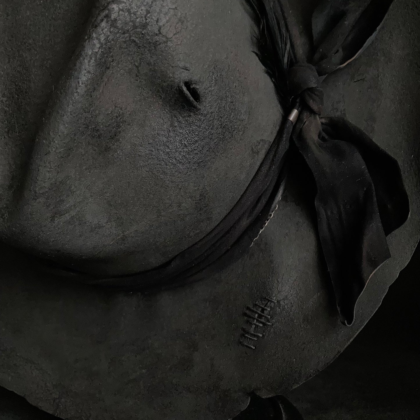 炭灰色暗淡光泽的软呢帽