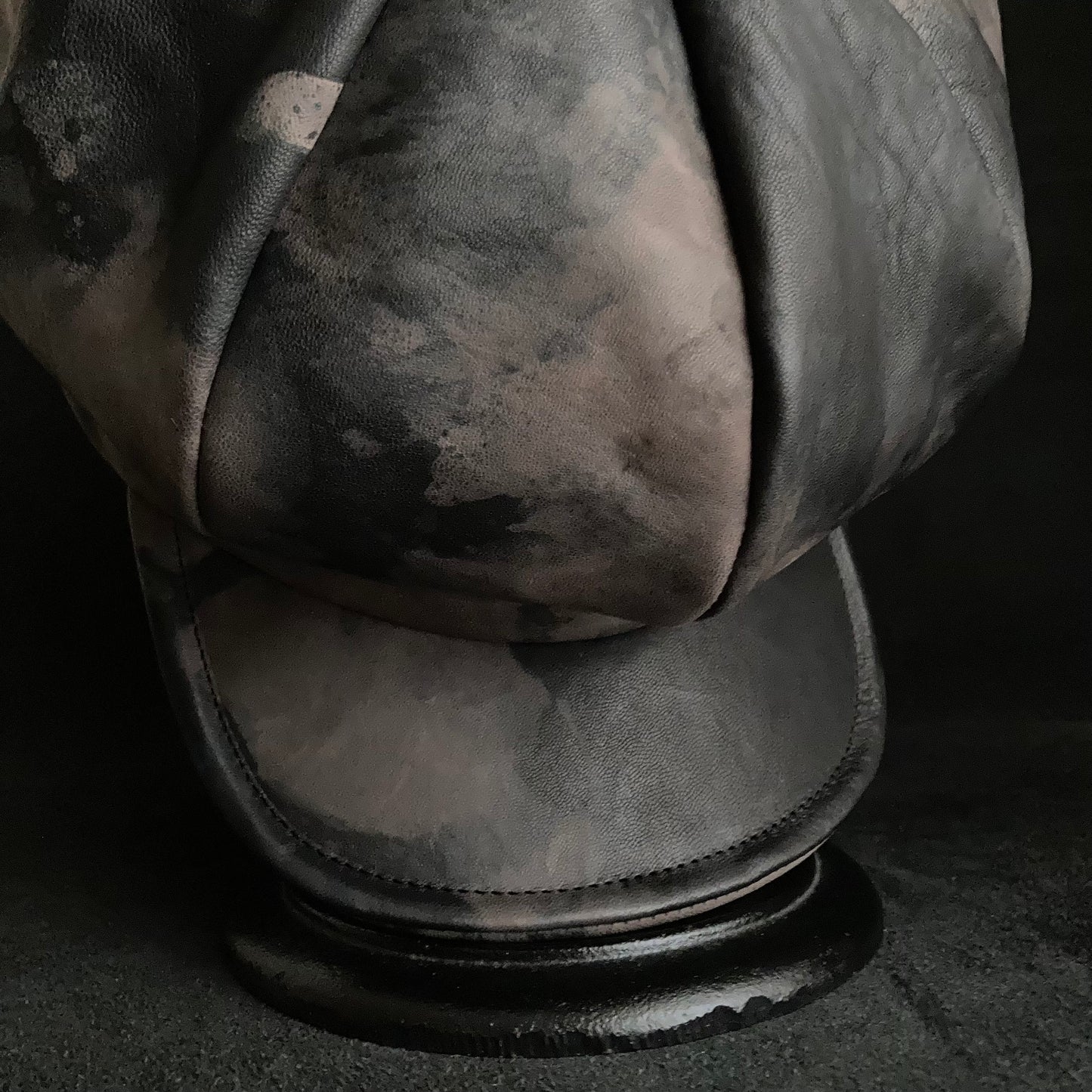 Slow discoloration black leather casquette