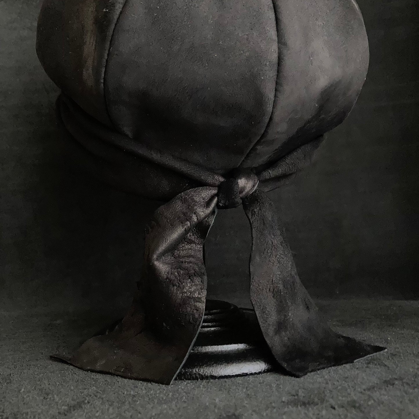 Rub black leather martial casquette