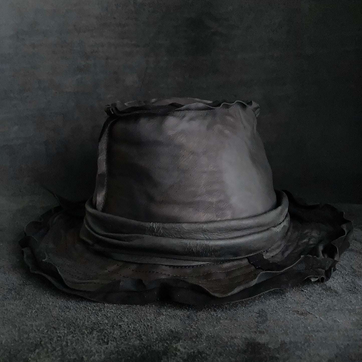 黑色皮质软呢帽