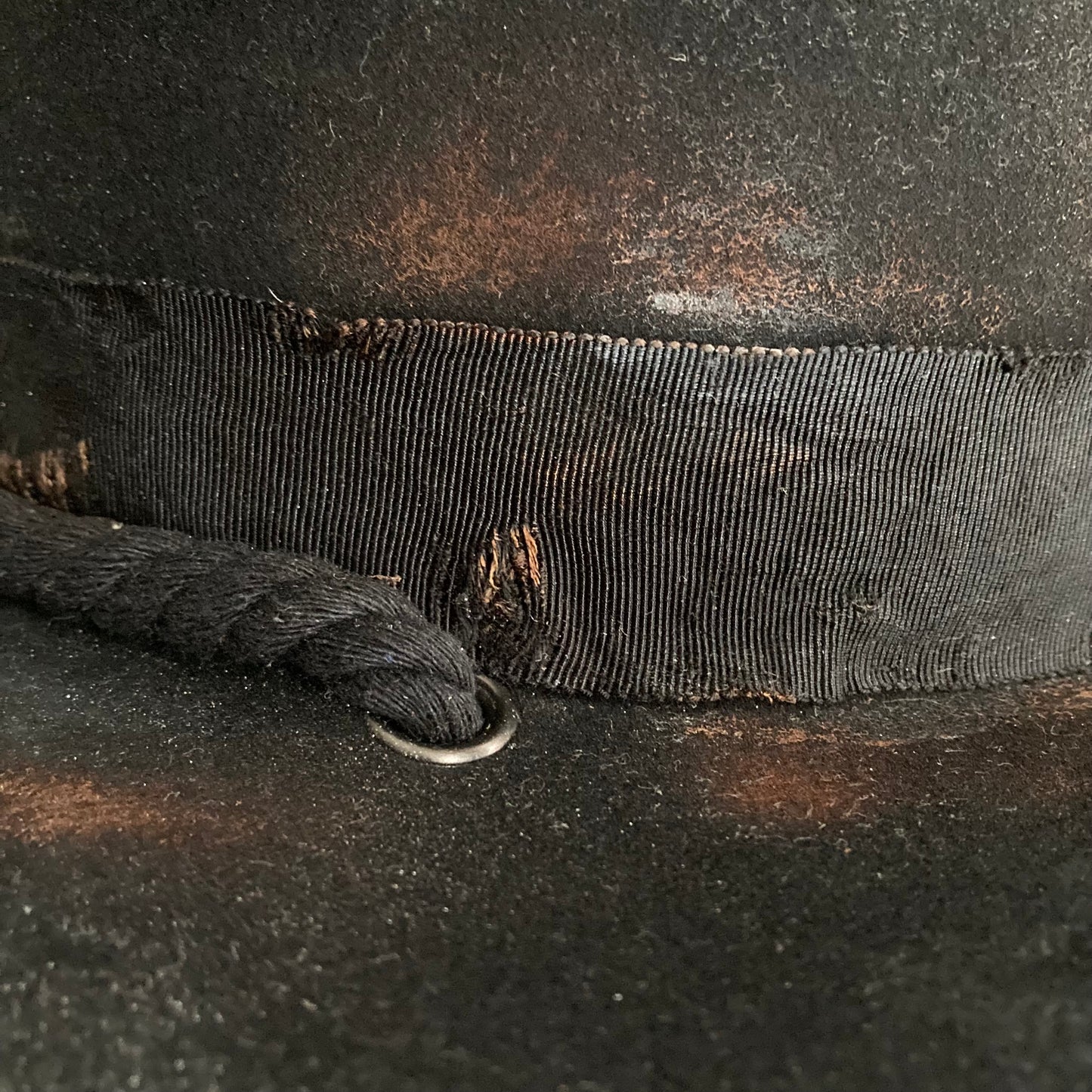Scorched black flat hat (with rope)
