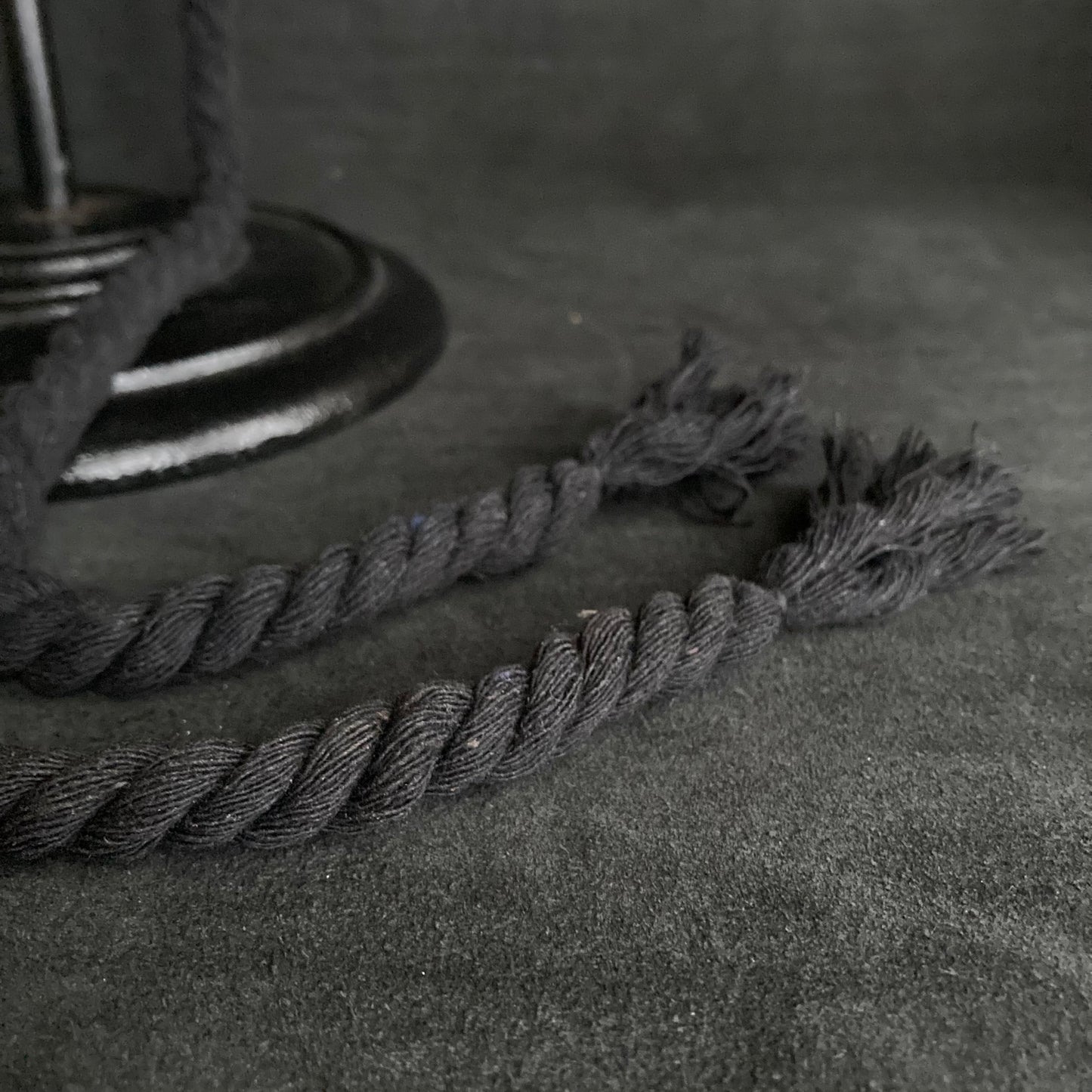 Scorched black flat hat (with rope)