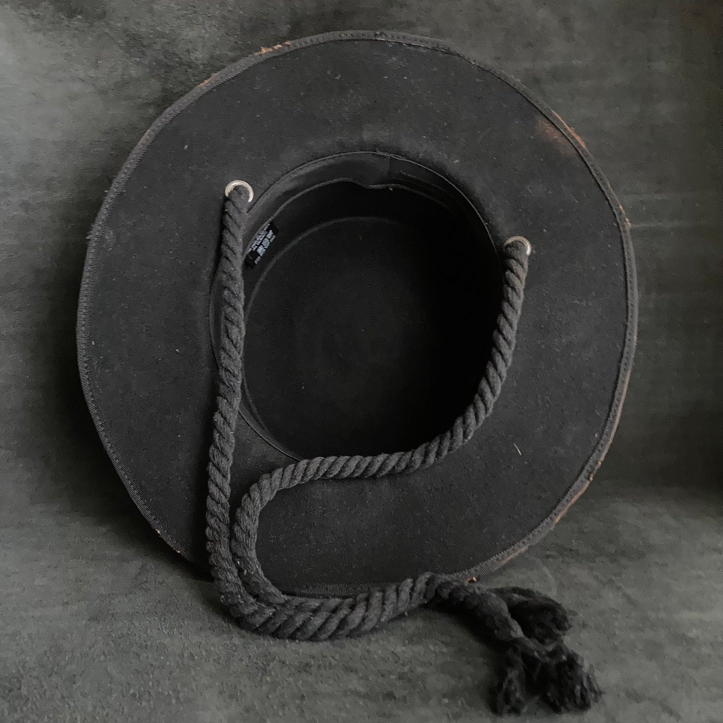 Scorched black flat hat (with rope)