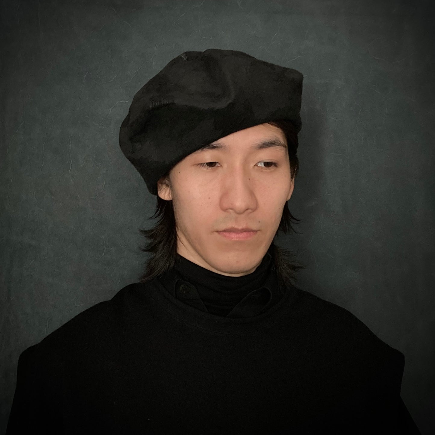 Charcoal bumpy rock beret
