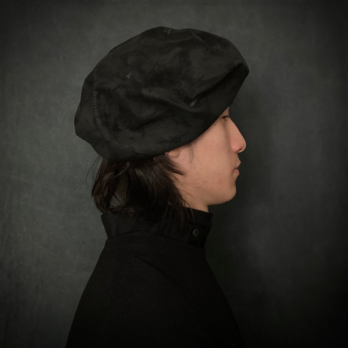 Charcoal bumpy rock beret