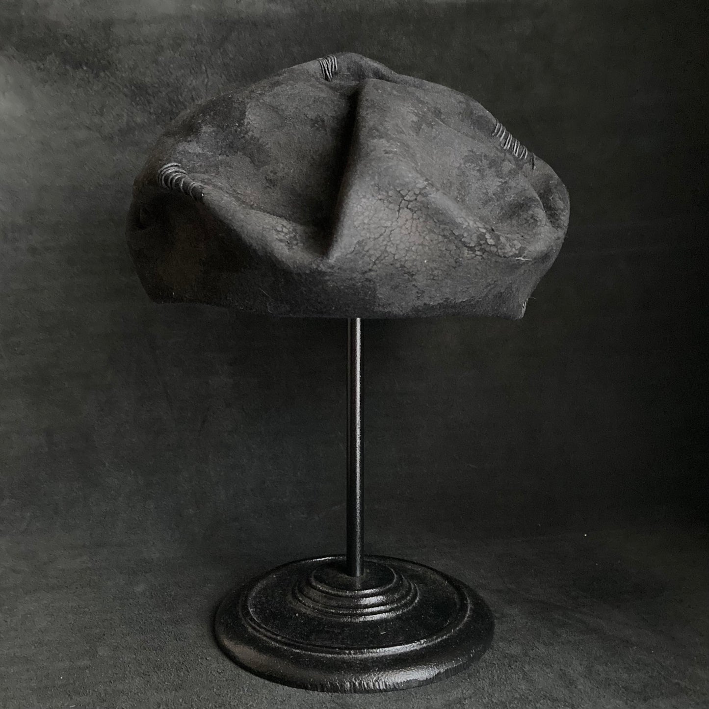 Charcoal bumpy rock beret