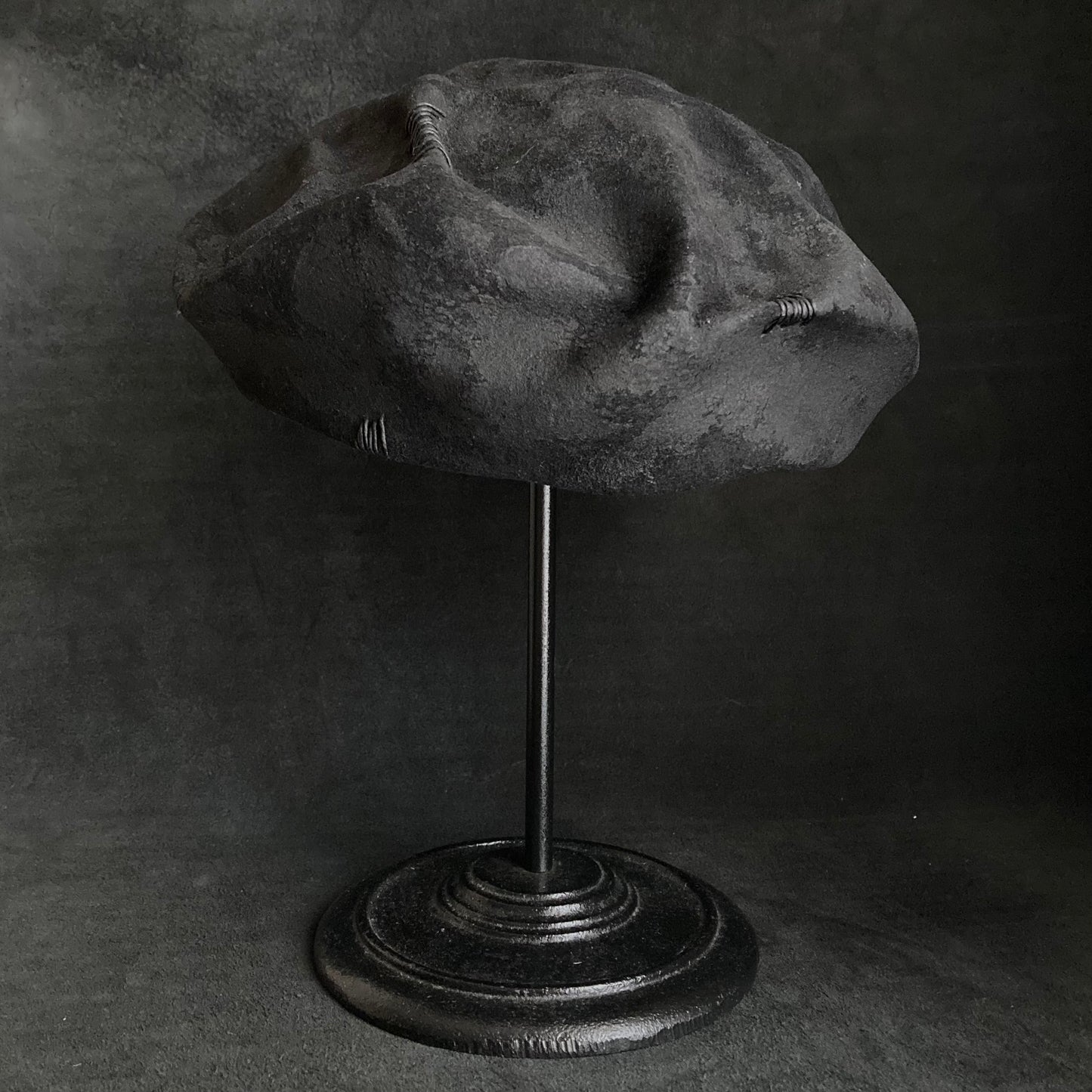 Charcoal bumpy rock beret