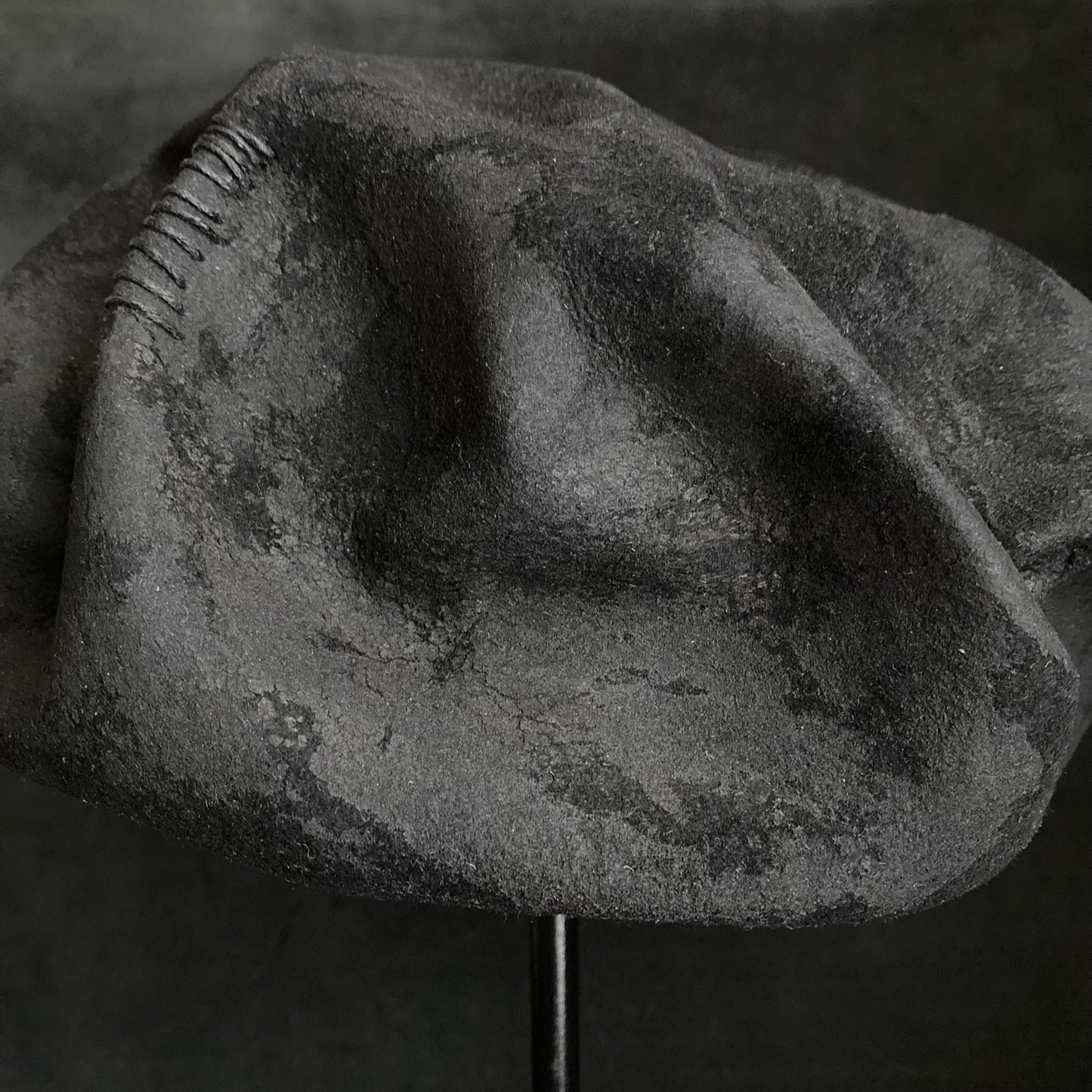 Charcoal bumpy rock beret