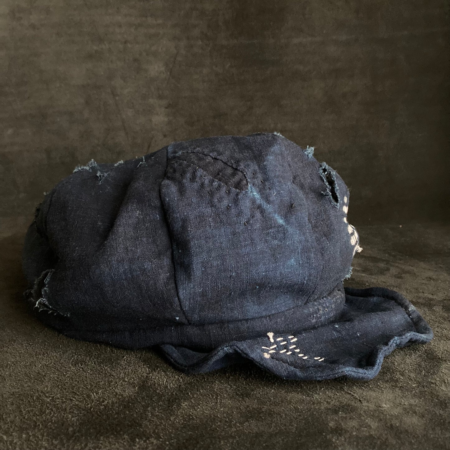 Indigo dyed hand stitch damage casquette