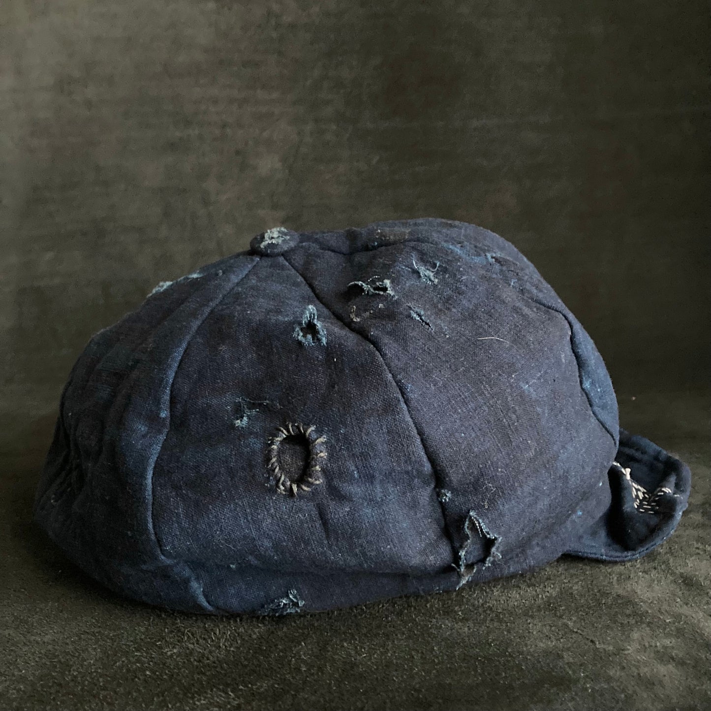 Indigo dyed hand stitch damage casquette