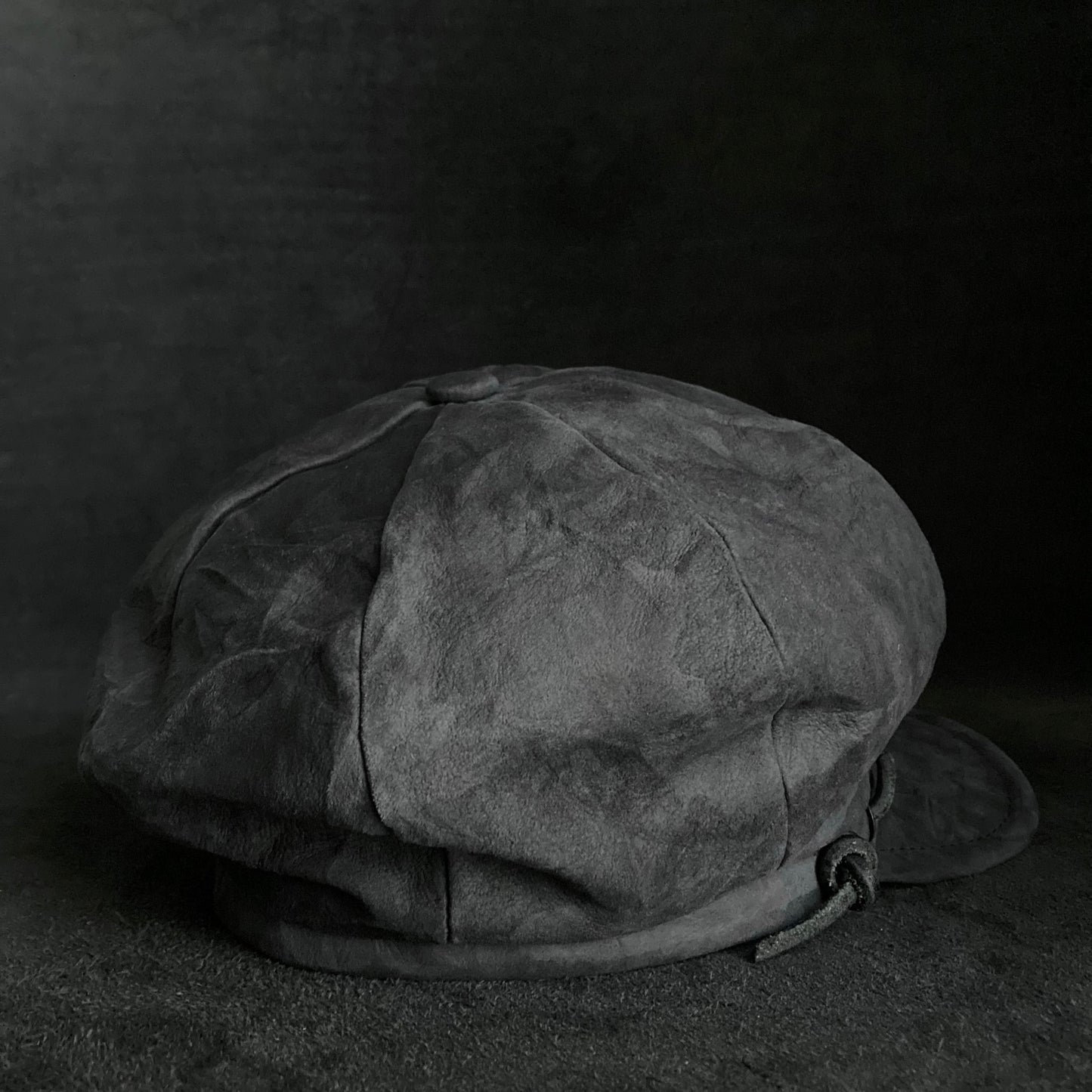 Uneven dark seabed leather cap