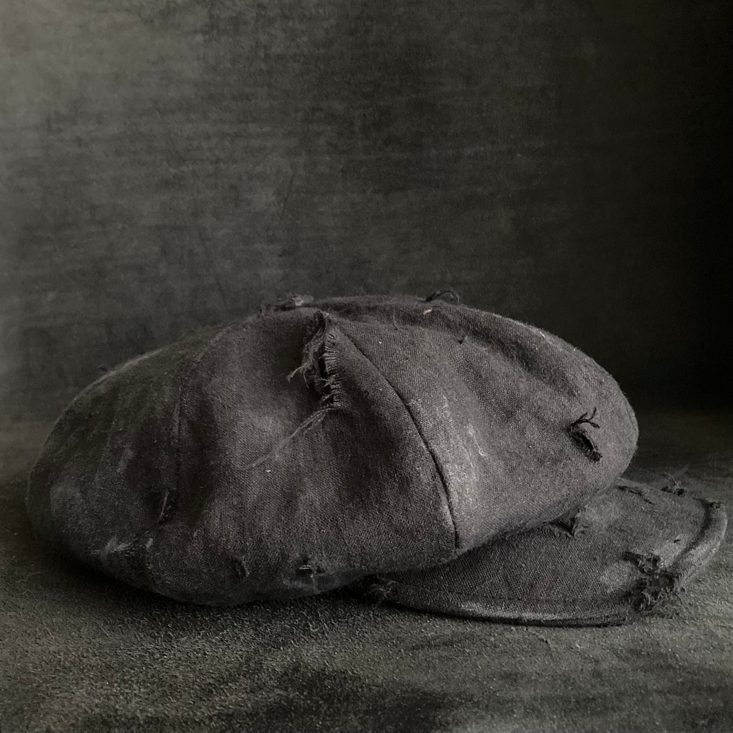 Big volume black linen damage casquette (brim core)