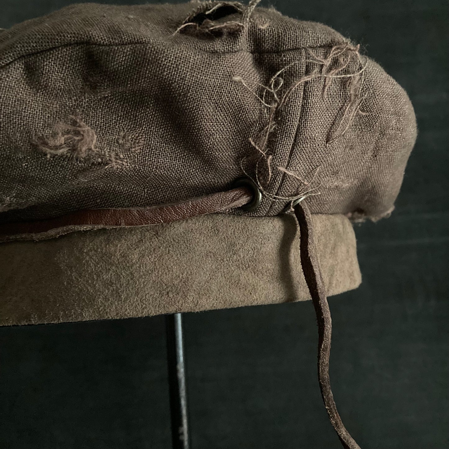 Brown linen leather strap beret