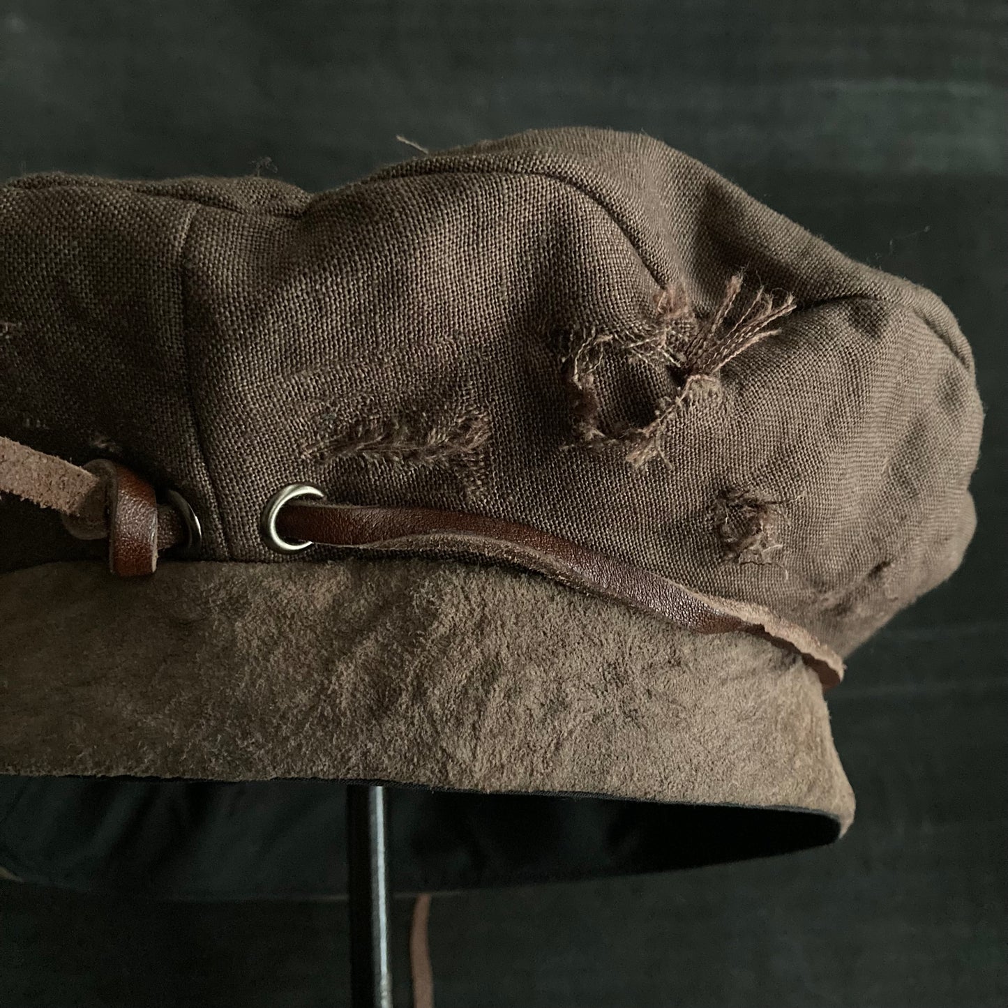 Brown linen leather strap beret