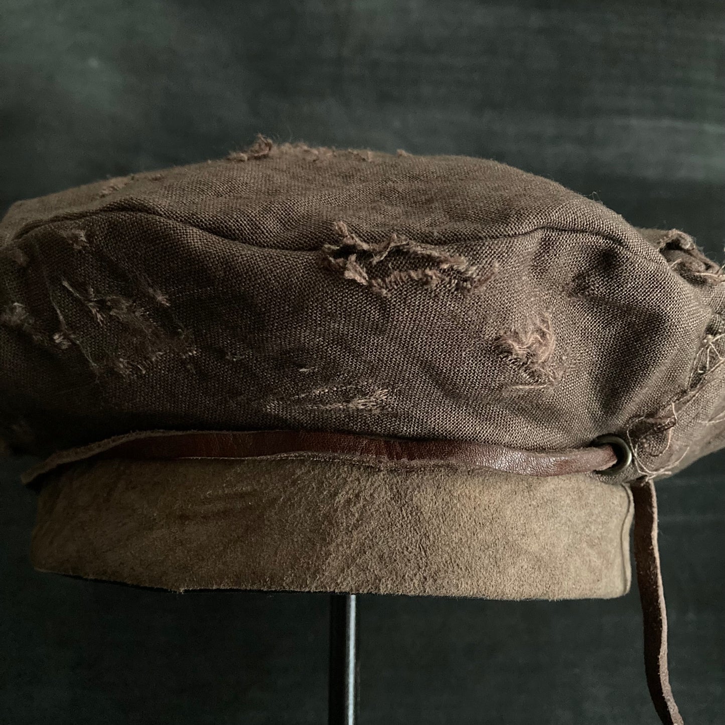 Brown linen leather strap beret