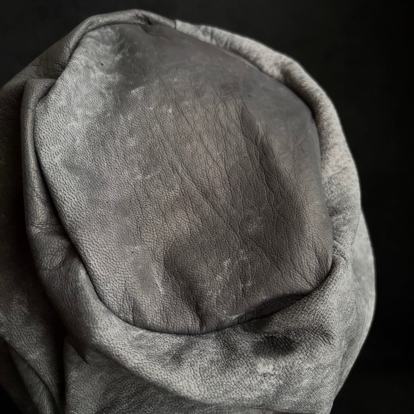 Uneven dyeing spread gray leather turn cap