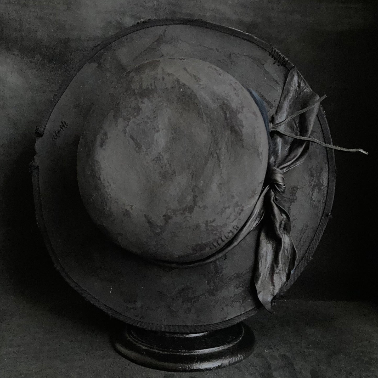 Charcoal crow damage flat hat