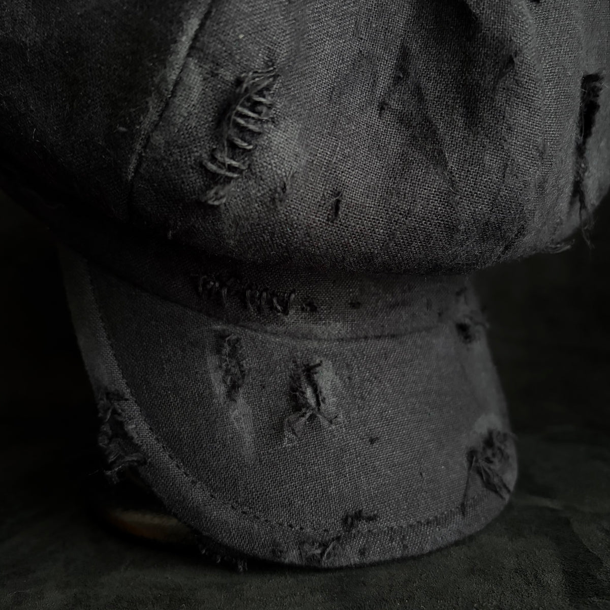 Black linen damage casquette (brim core)