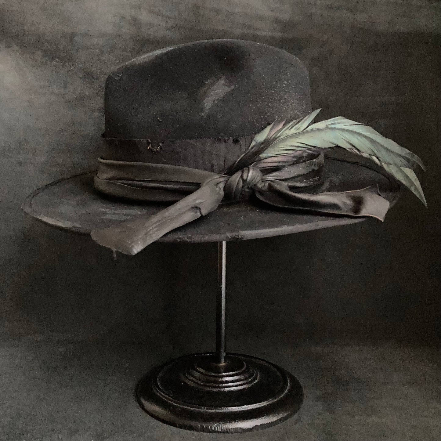 Wing dirt black fedora hat