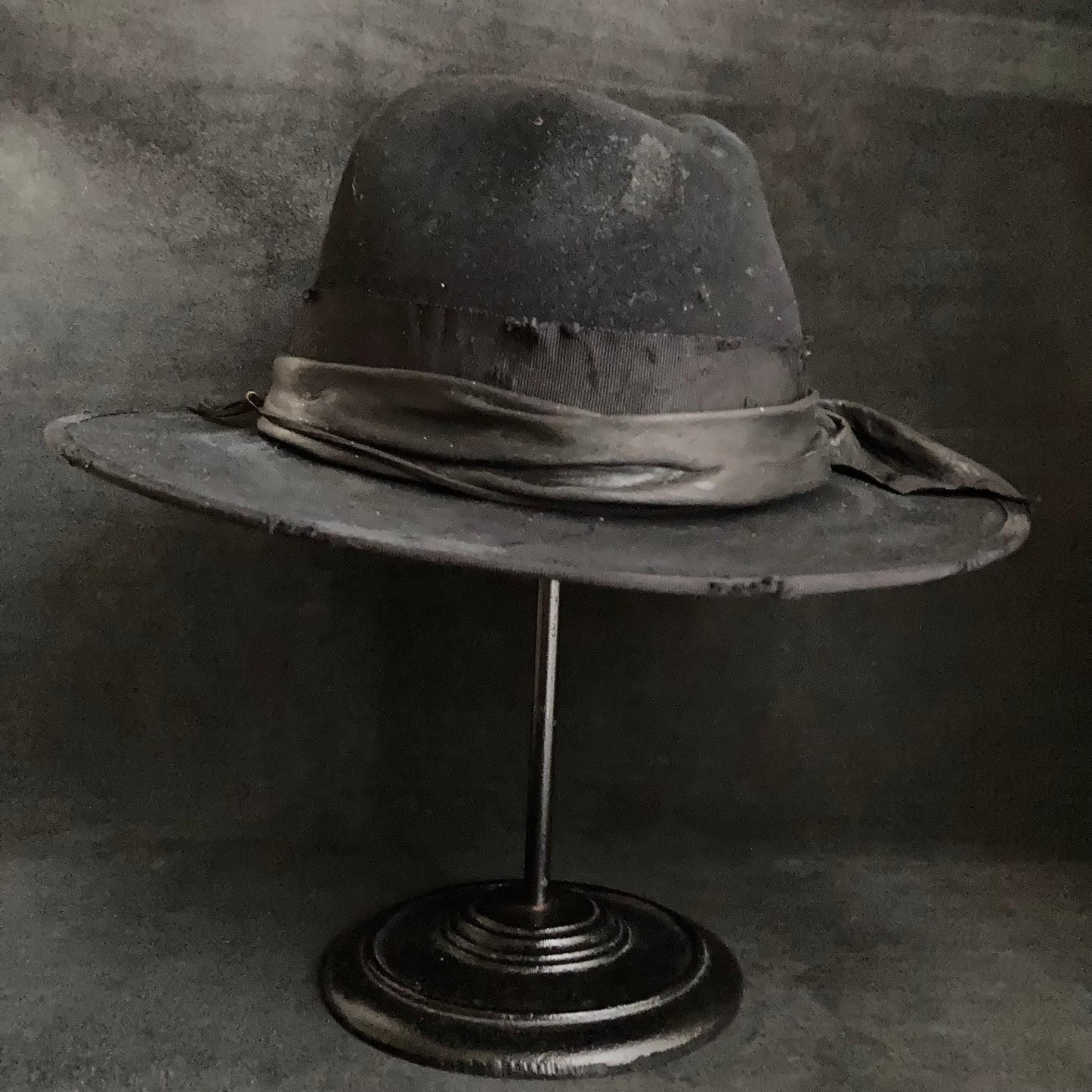 Wing dirt black fedora hat