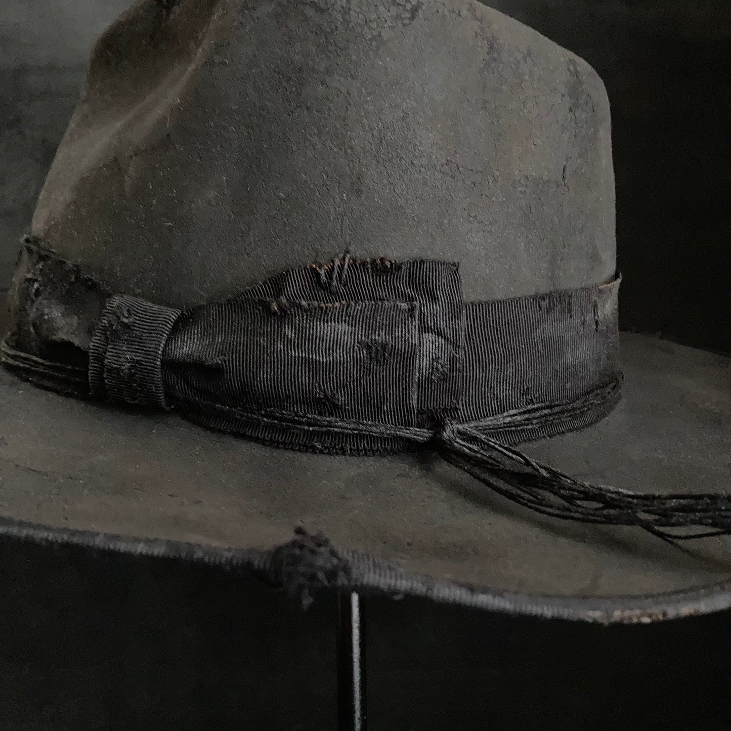 Charcoal damage grosgrain ribbon fedora hat