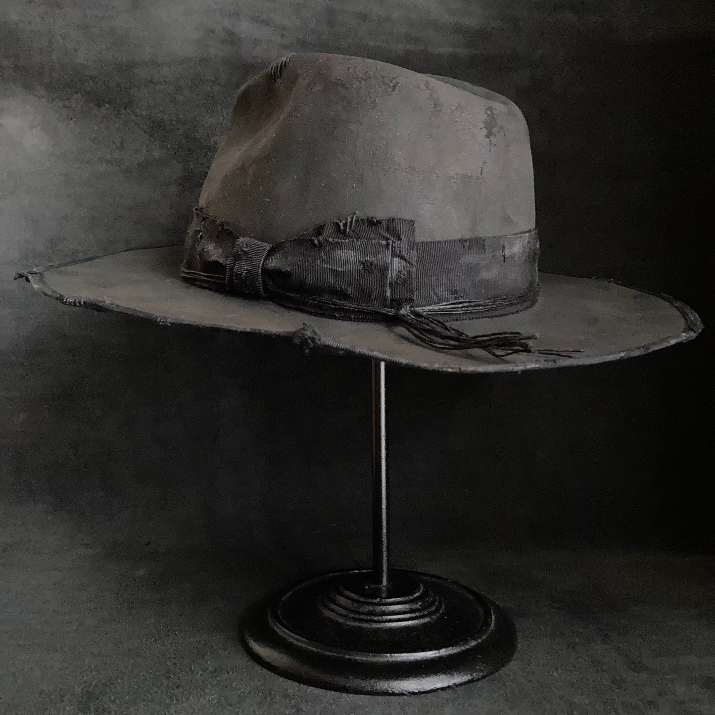 Charcoal damage grosgrain ribbon fedora hat