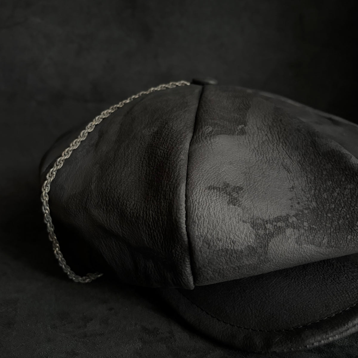 Big volume bleach leather chain casquette (brim core)