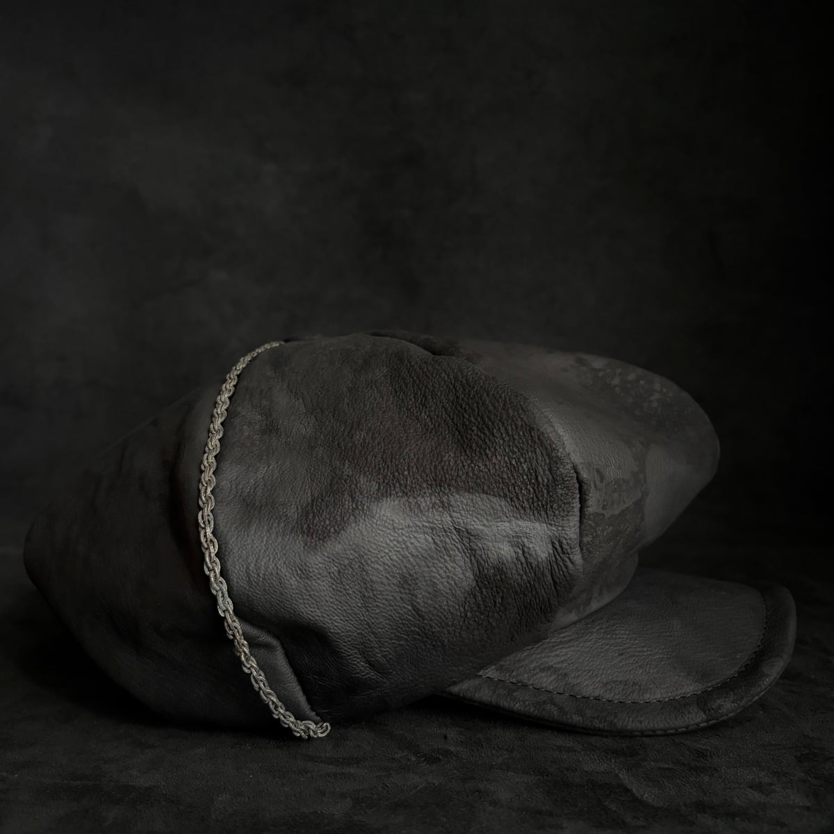 Big volume bleach leather chain casquette (brim core)