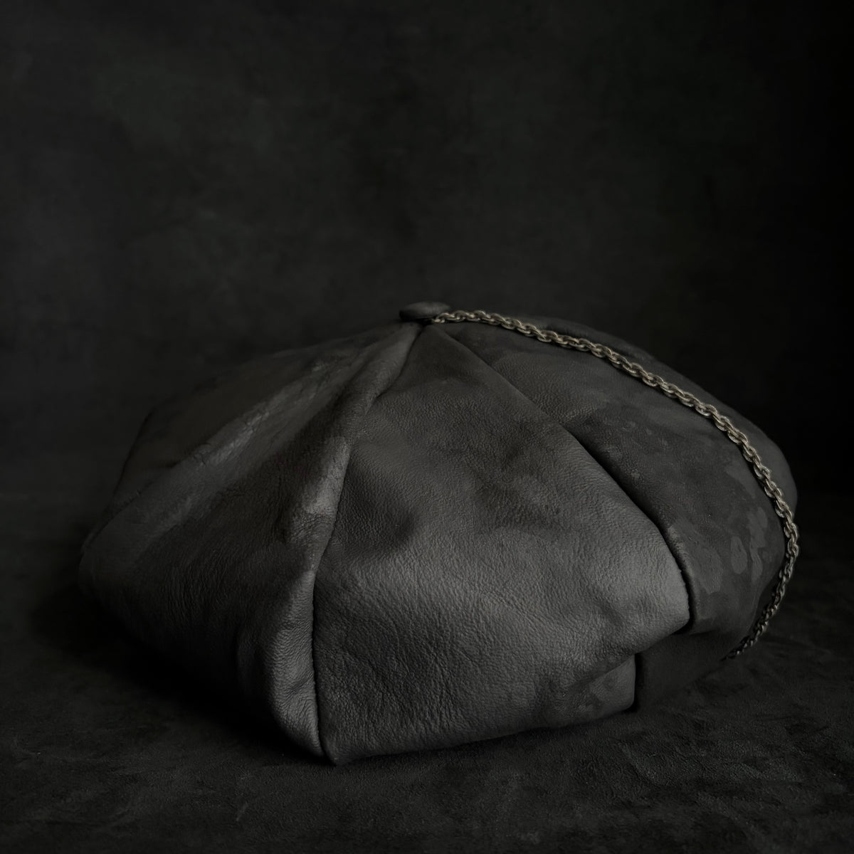 Big volume bleach leather chain casquette (brim core)