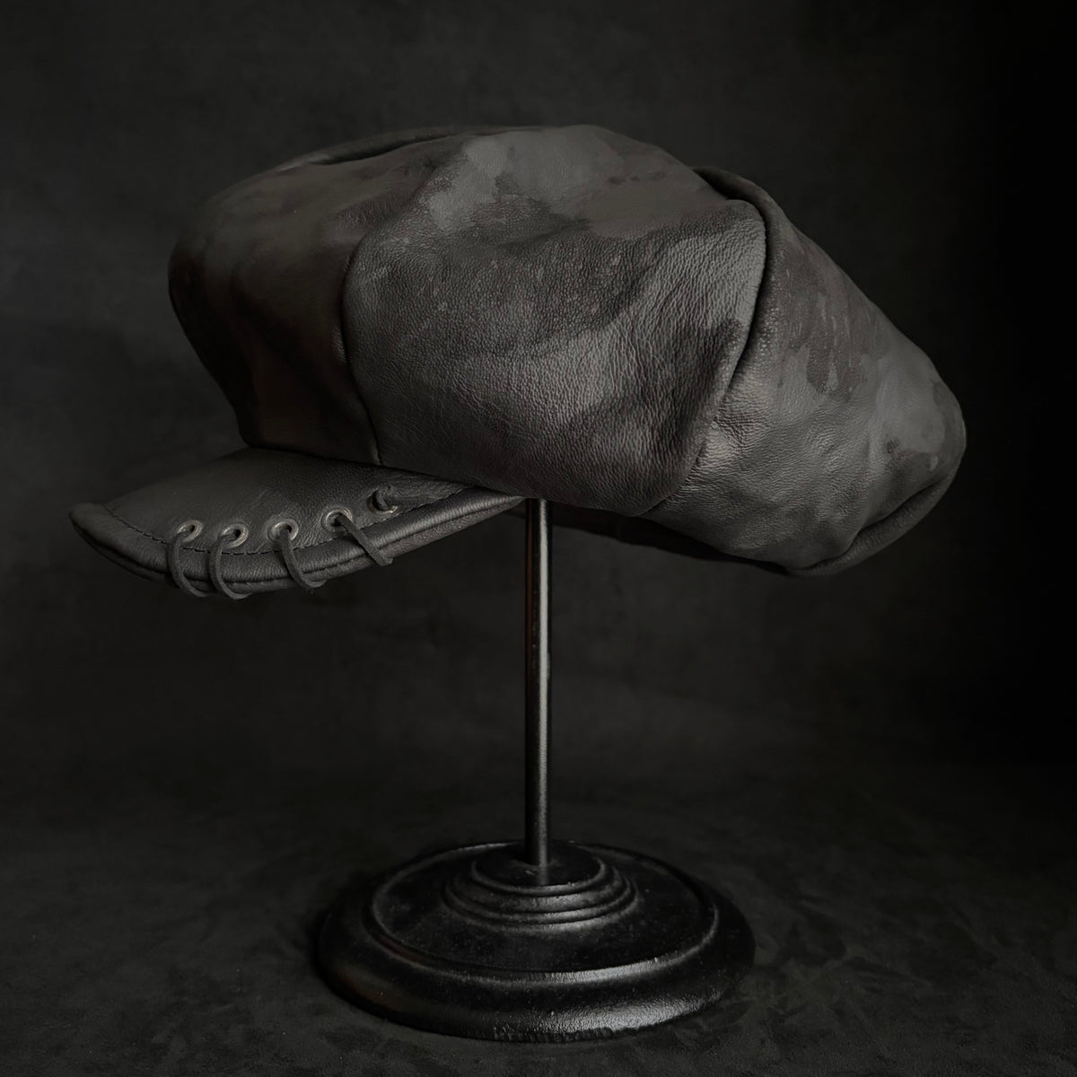 Big volume bleach leather chain casquette (brim core)