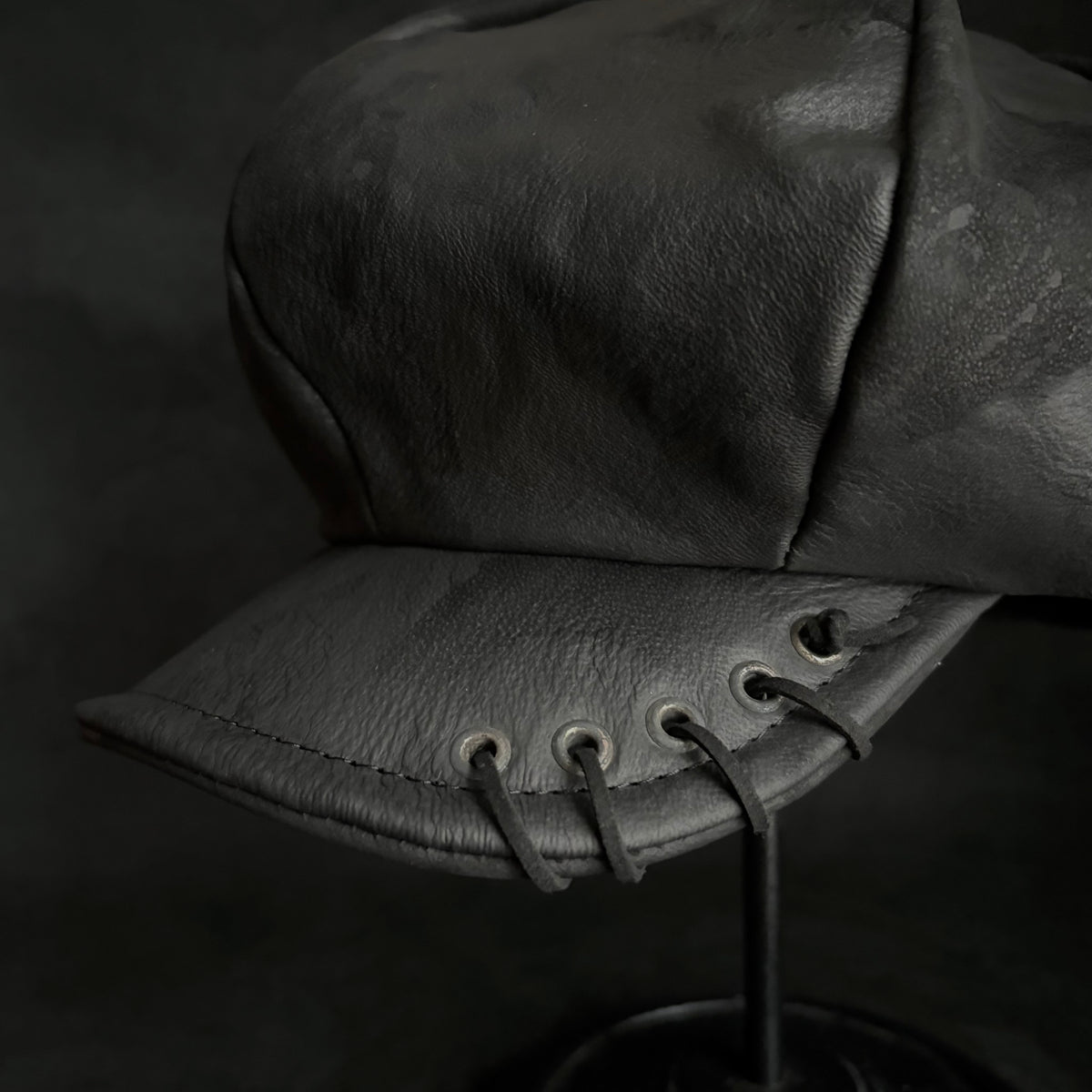 Big volume bleach leather chain casquette (brim core)