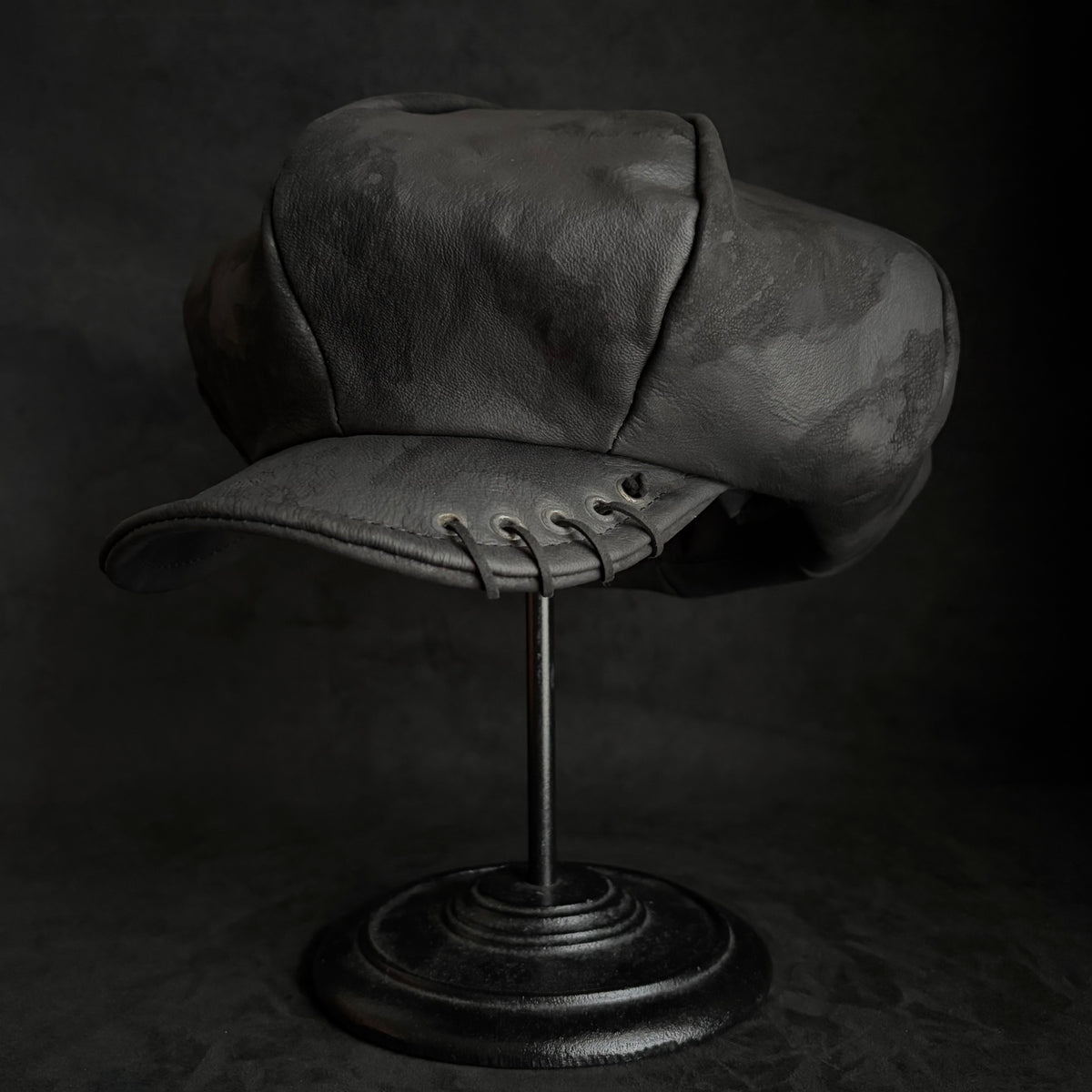 Big volume bleach leather chain casquette (brim core)