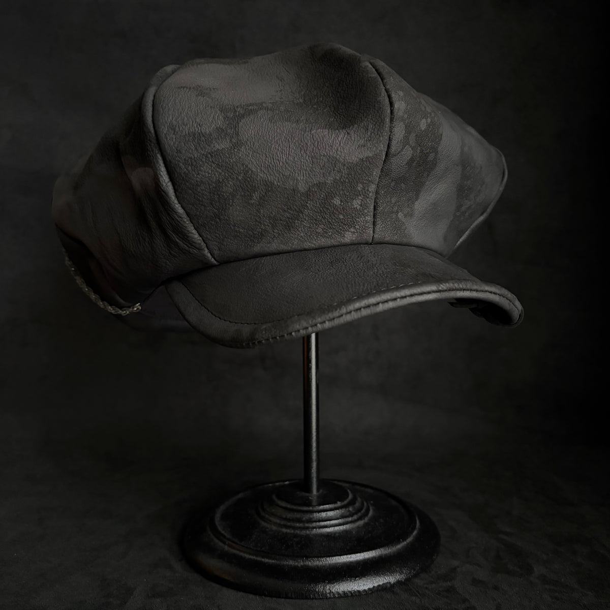 Big volume bleach leather chain casquette (brim core)