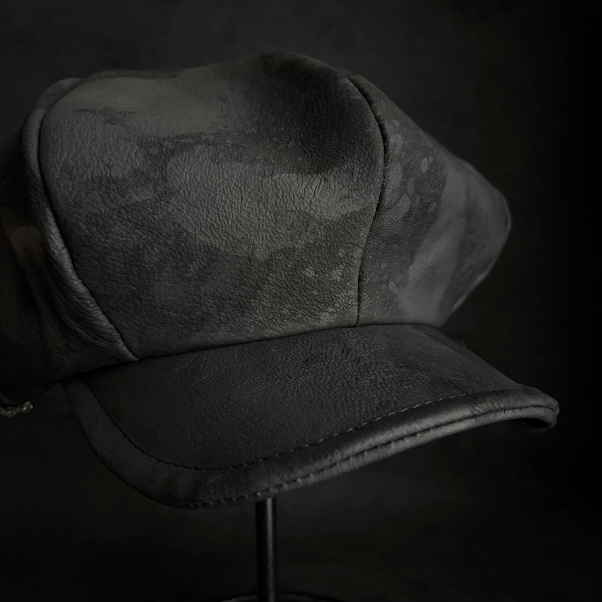 Big volume bleach leather chain casquette (brim core)