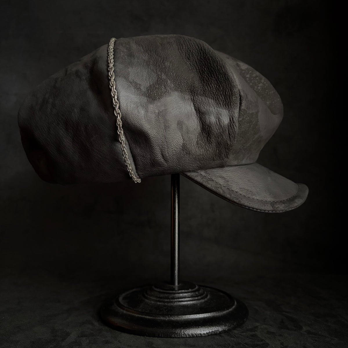 Big volume bleach leather chain casquette (brim core)