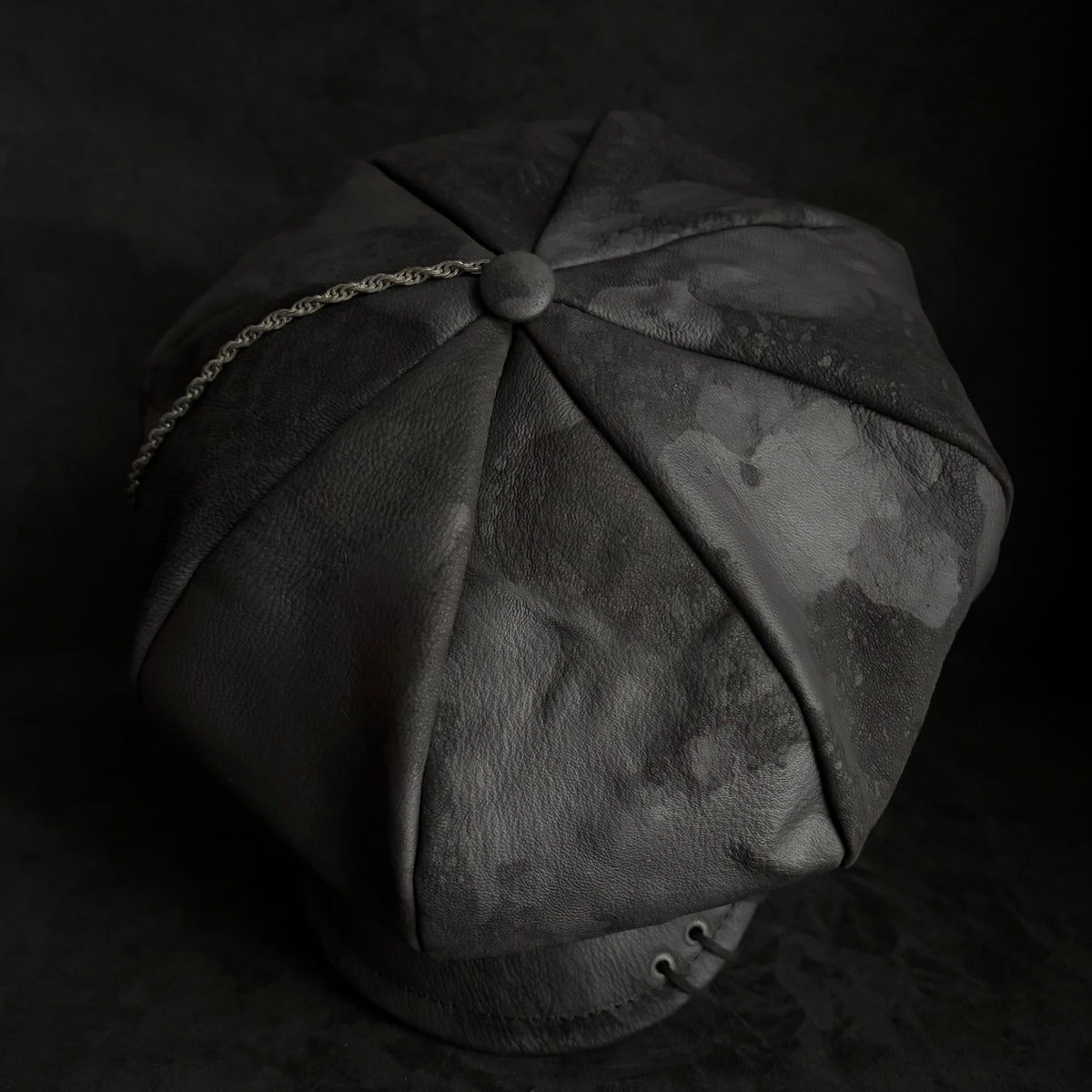 Big volume bleach leather chain casquette (brim core)