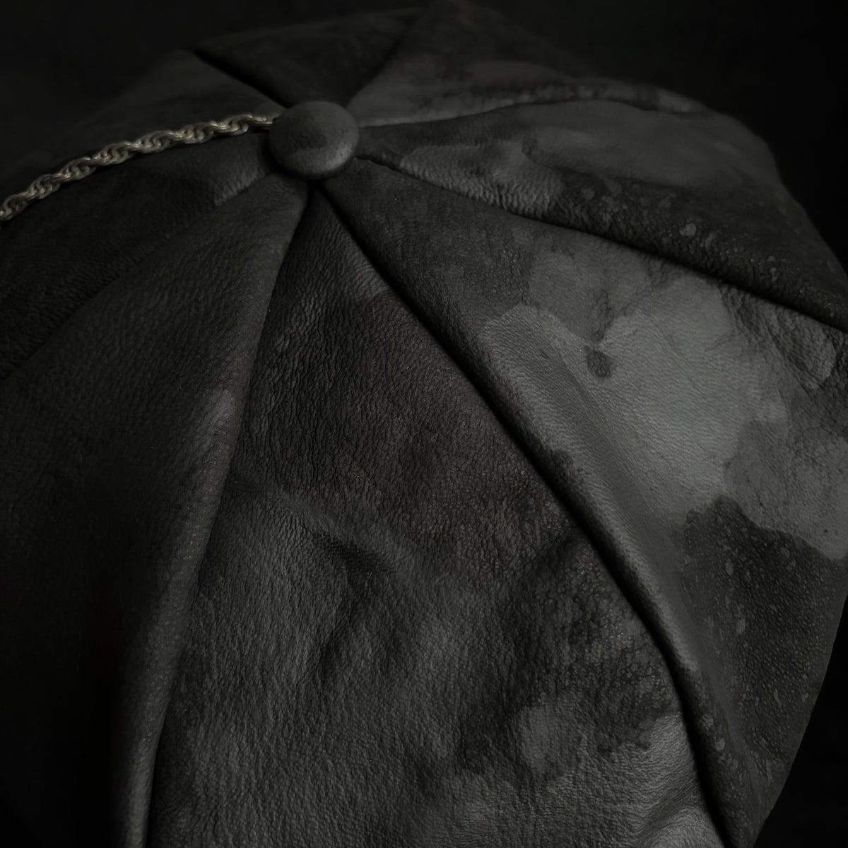 Big volume bleach leather chain casquette (brim core)
