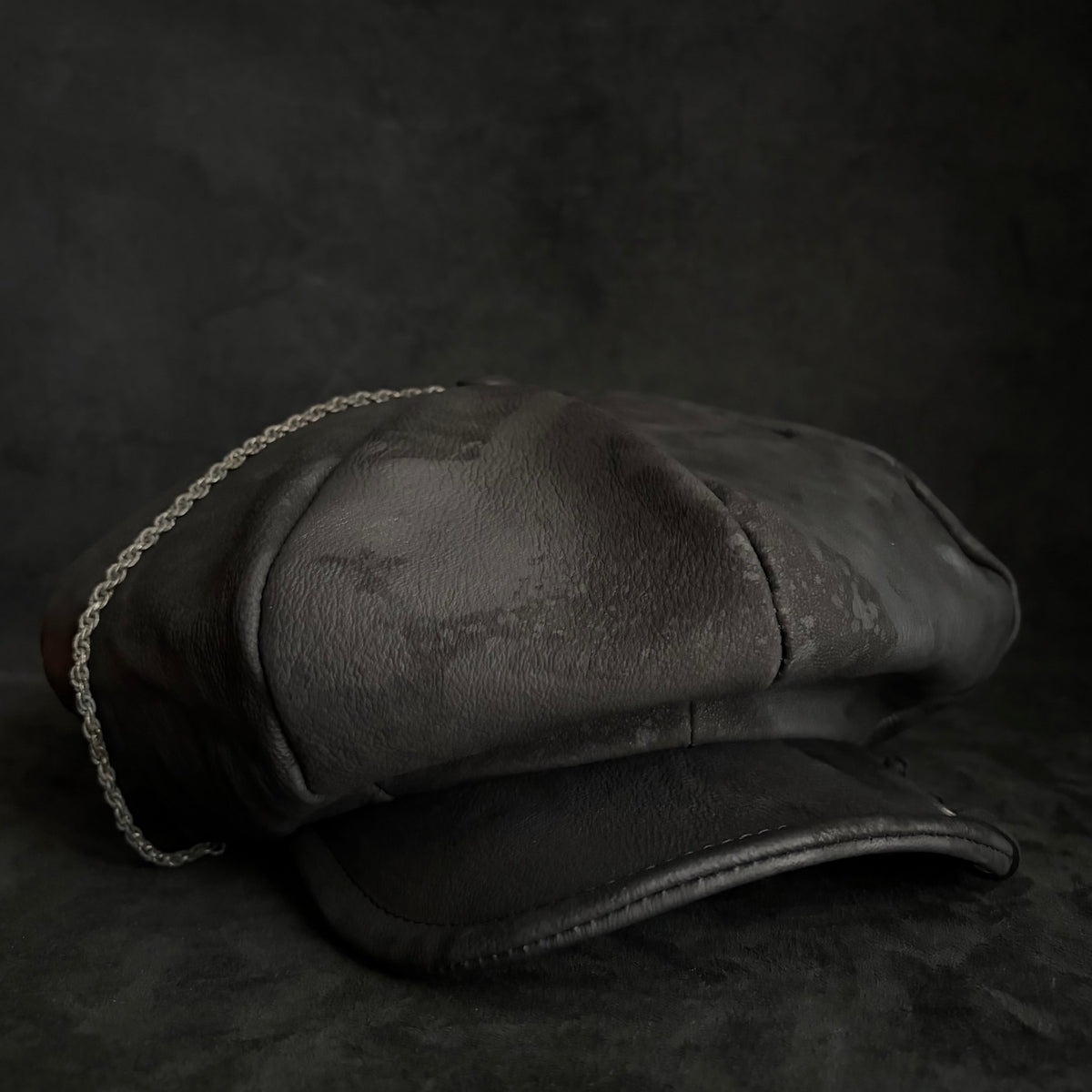 Big volume bleach leather chain casquette (brim core)