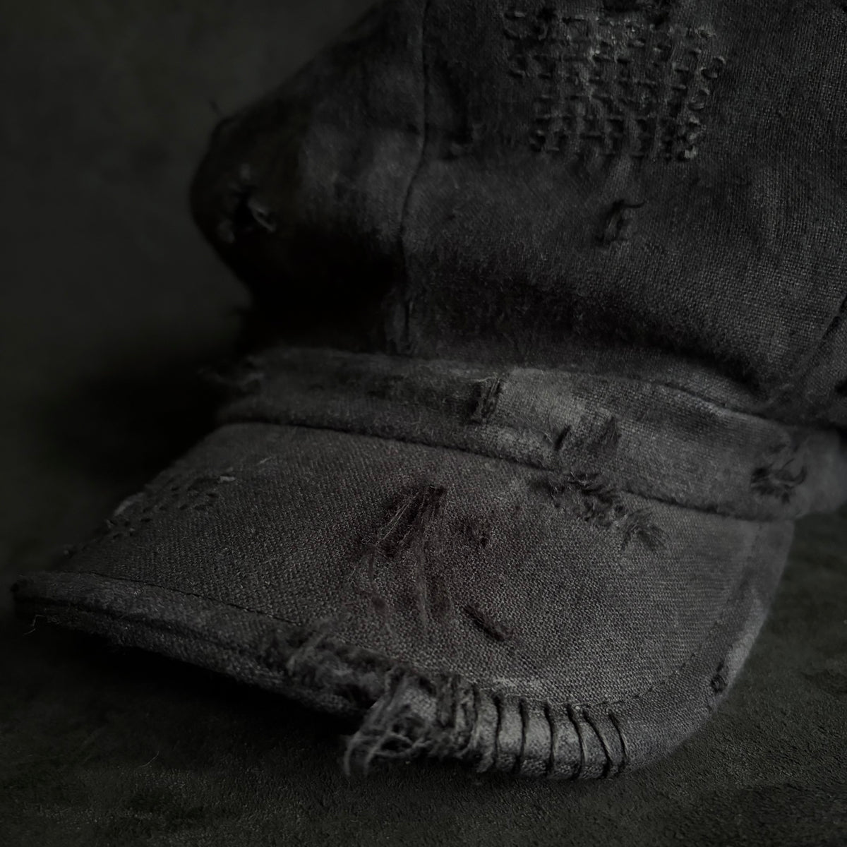 Black linen damage casquette (brim core)