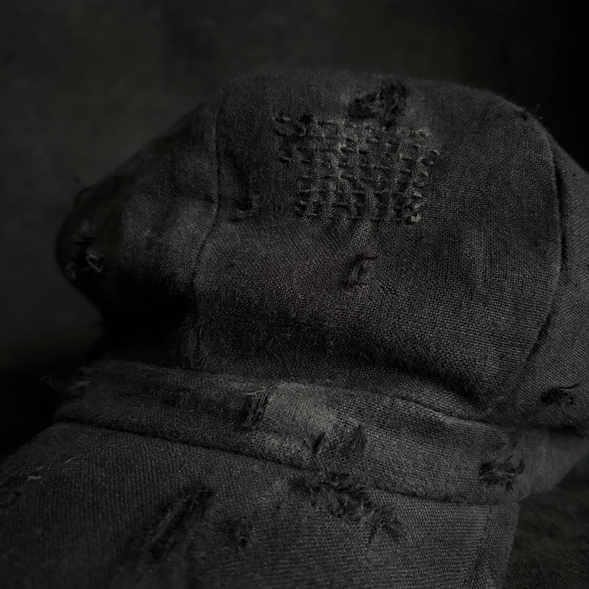 Black linen damage casquette (brim core)