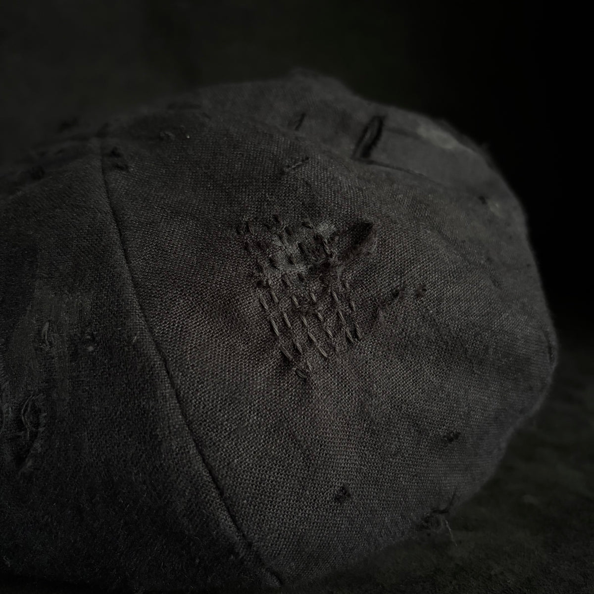 Black linen damage casquette (brim core)