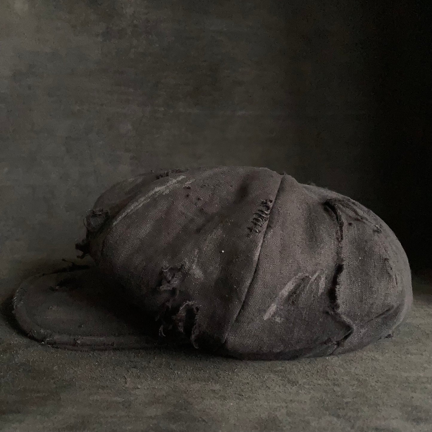 Big volume black linen damage  casquette (brim core)