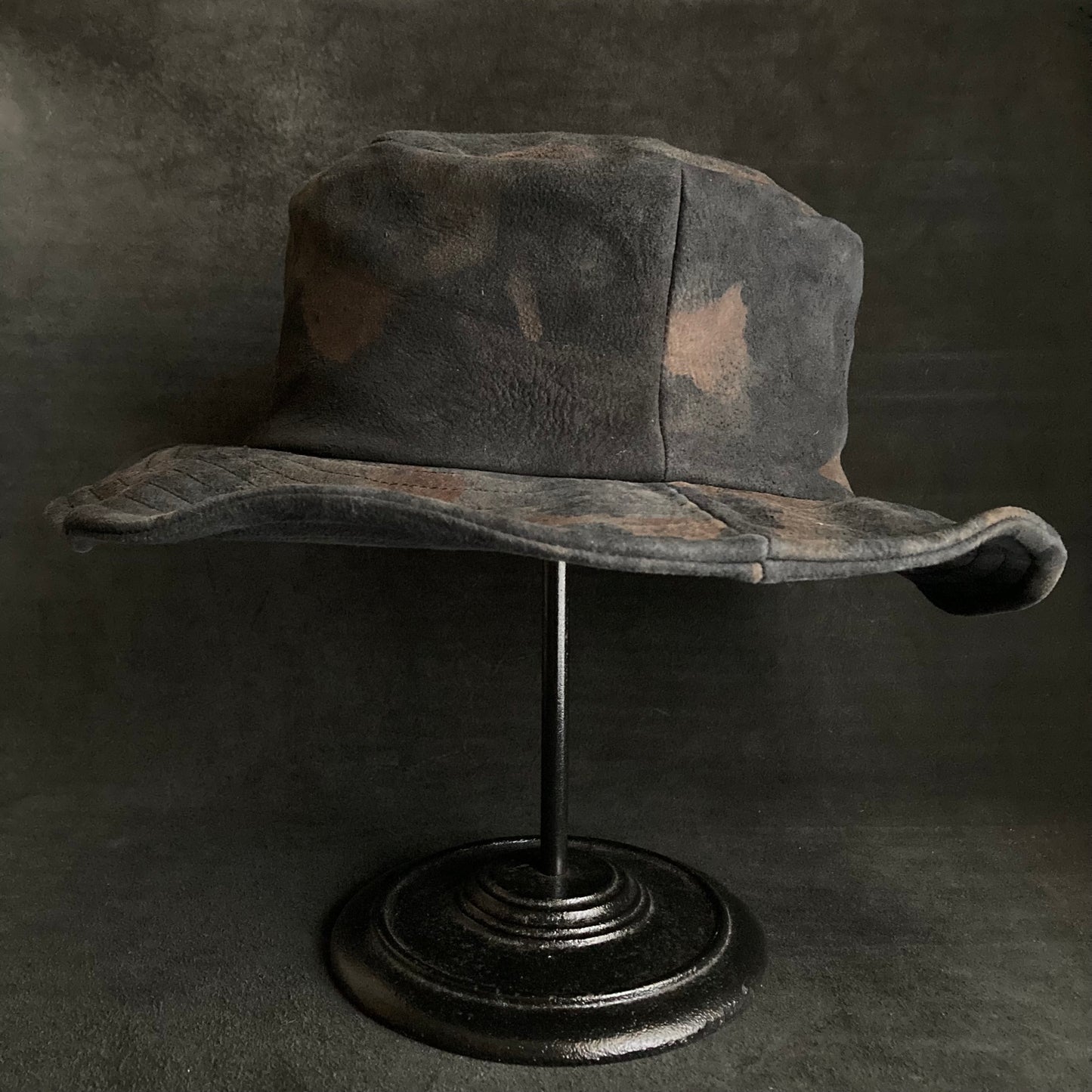 Underground discoloration leather bucket hat