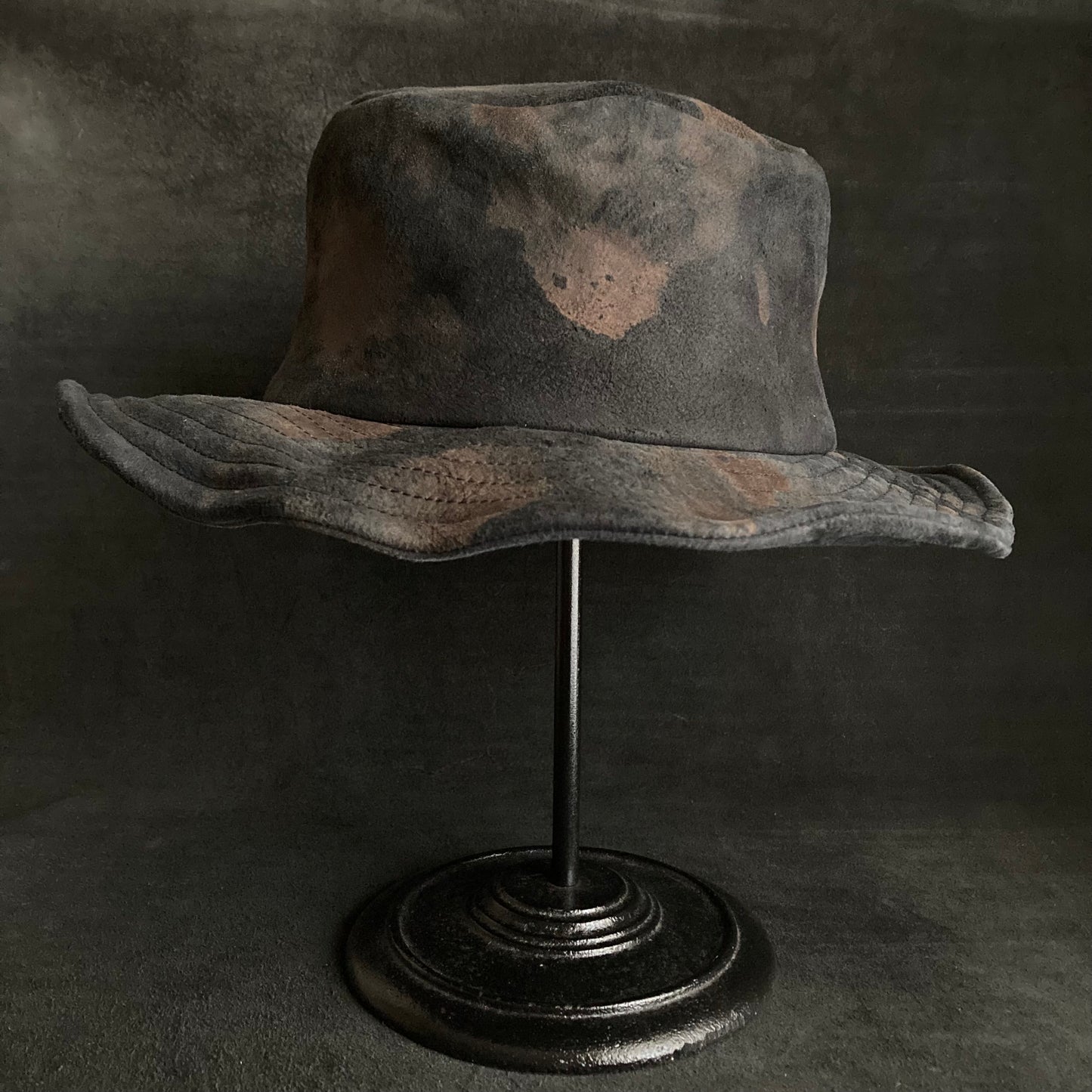 Underground discoloration leather bucket hat