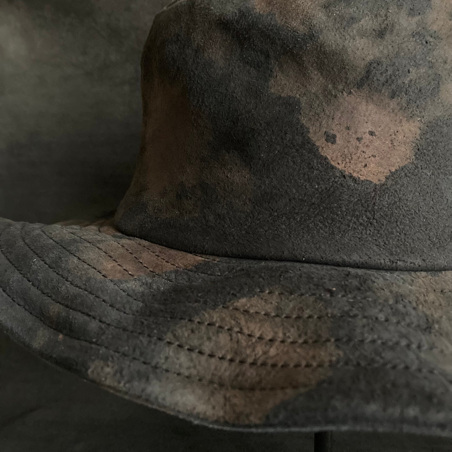 Underground discoloration leather bucket hat