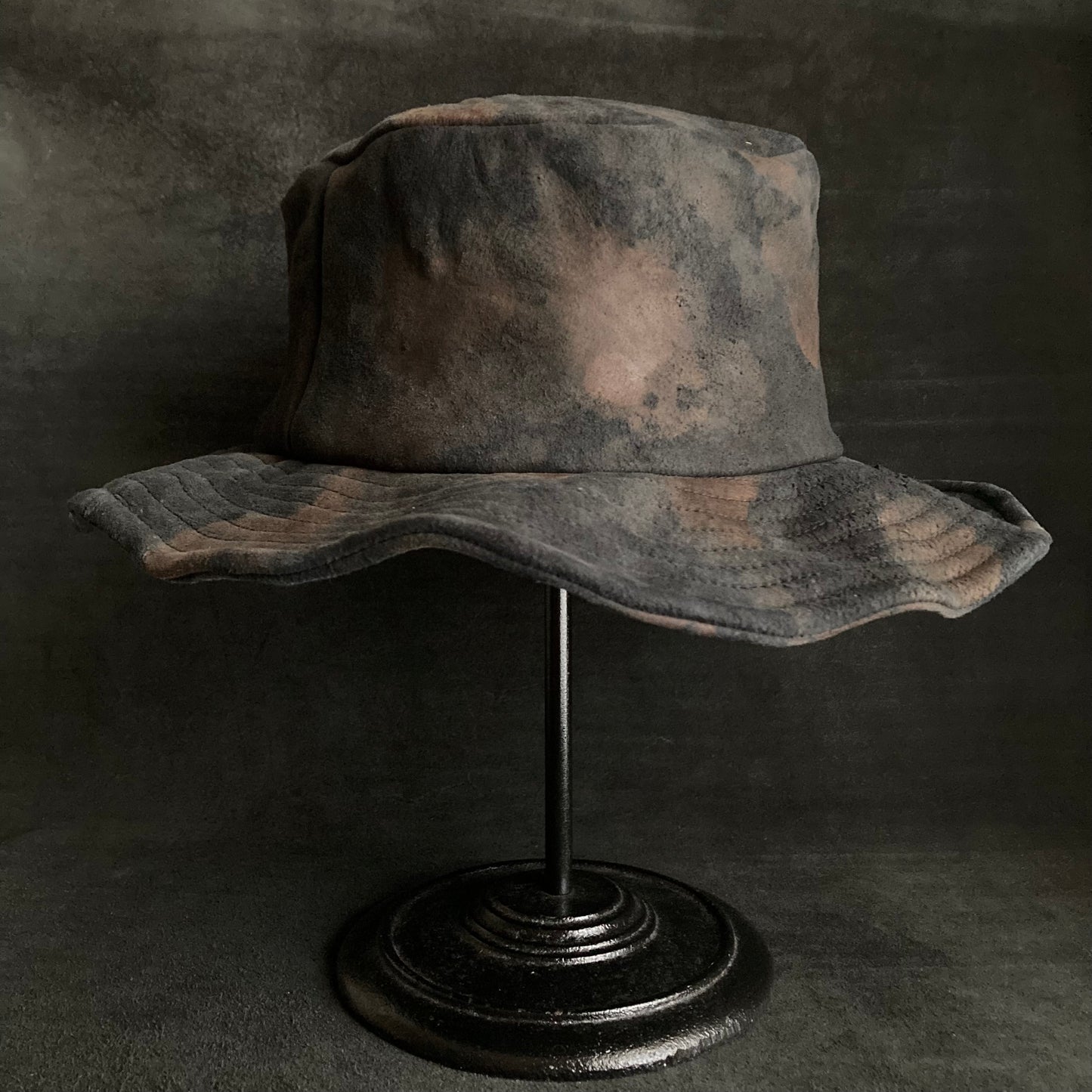 Underground discoloration leather bucket hat