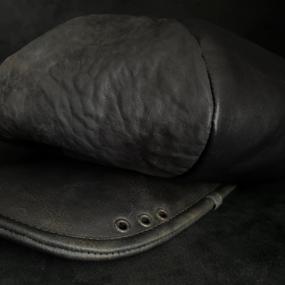 Big volume individual black leather casquette
